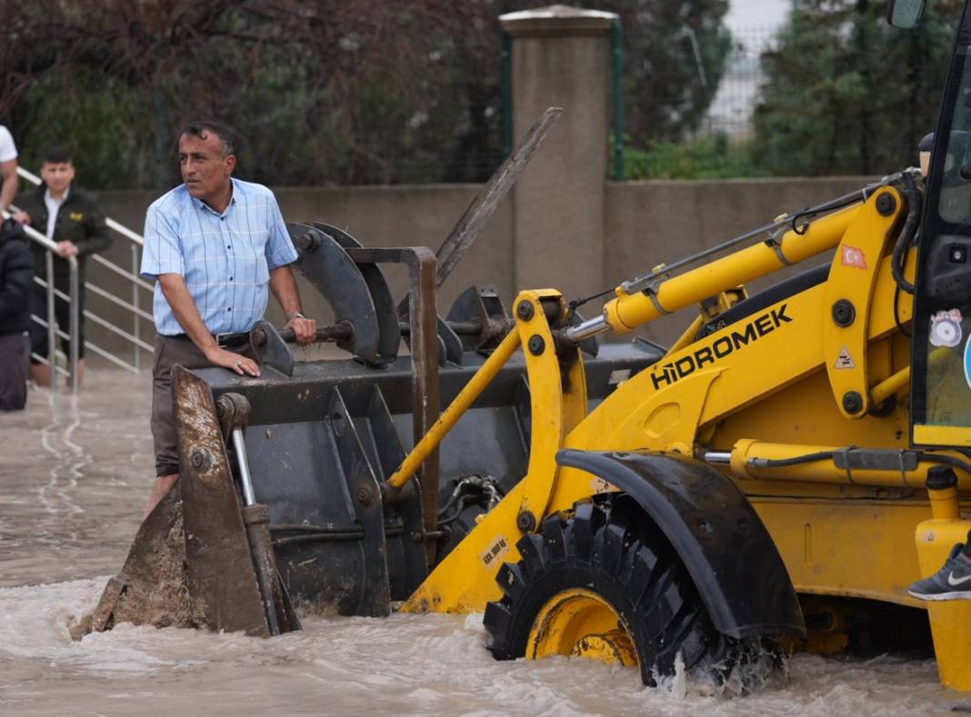 Suyla dolan araçların içini pet şişelerle boşaltmaya çalıştılar! Caddeler göle döndü arabalar suya gömüldü 63